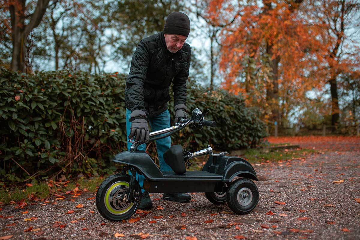 Tricycle Trottinette scooter électrique 3 roues PMR stable 19 kg Folding  300 watts avec siège